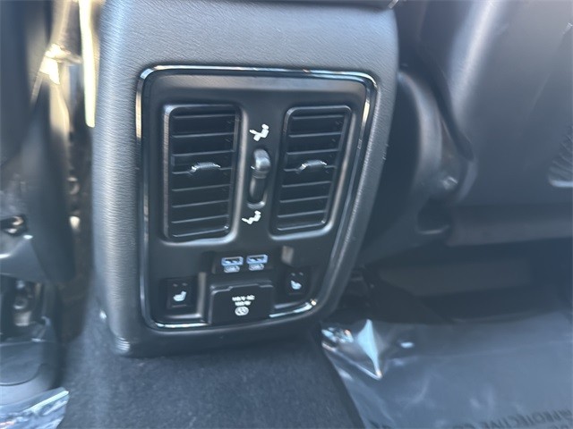 Jeep Grand Cherokee Vehicle Full-screen Gallery Image 18