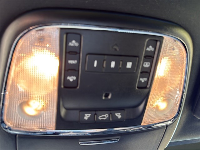 Jeep Grand Cherokee Vehicle Full-screen Gallery Image 23