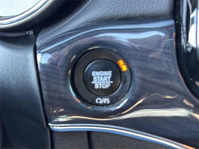 Jeep Grand Cherokee Vehicle Full-screen Gallery Image 24