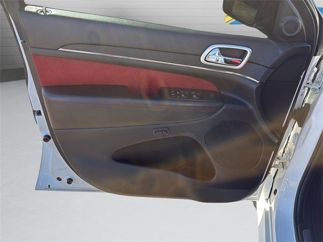 Jeep Grand Cherokee Vehicle Full-screen Gallery Image 11