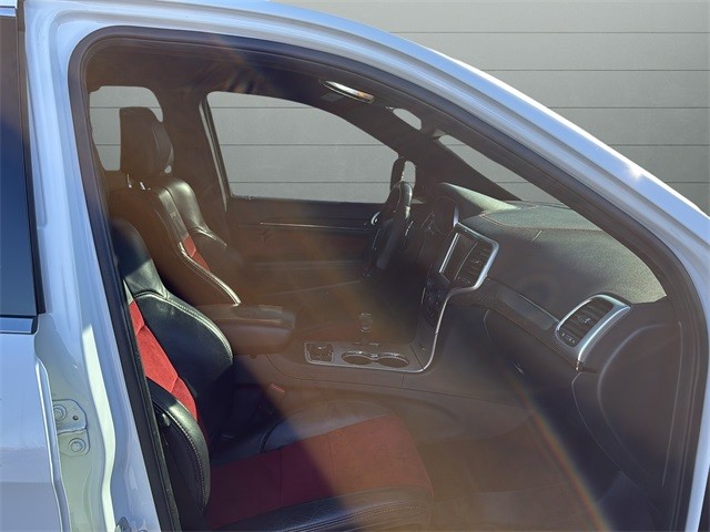 Jeep Grand Cherokee Vehicle Full-screen Gallery Image 15