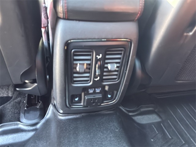 Jeep Grand Cherokee Vehicle Full-screen Gallery Image 18