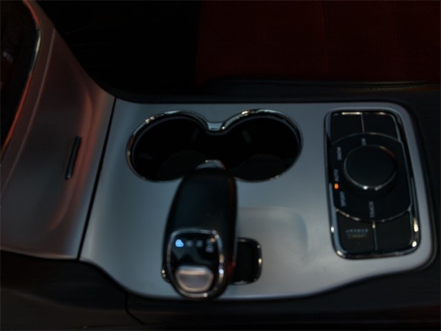 Jeep Grand Cherokee Vehicle Full-screen Gallery Image 21