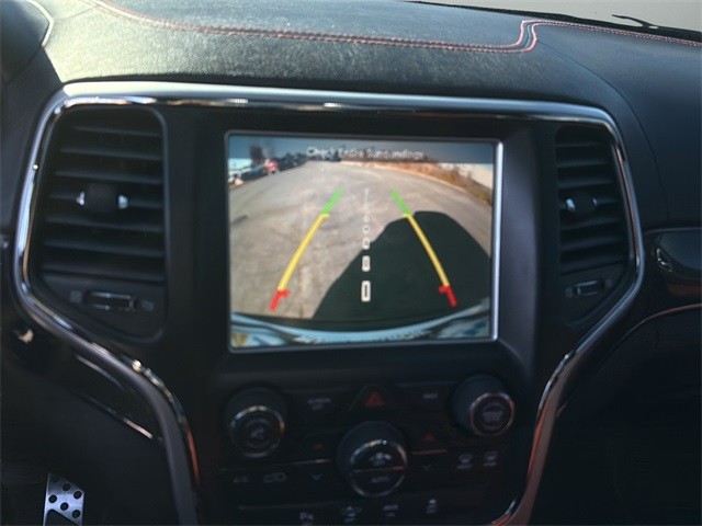 Jeep Grand Cherokee Vehicle Full-screen Gallery Image 23