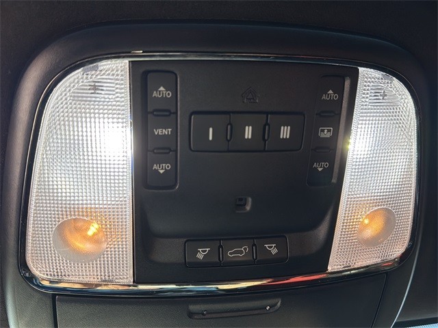 Jeep Grand Cherokee Vehicle Full-screen Gallery Image 24