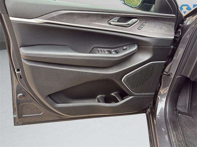 Jeep Grand Cherokee Vehicle Full-screen Gallery Image 11