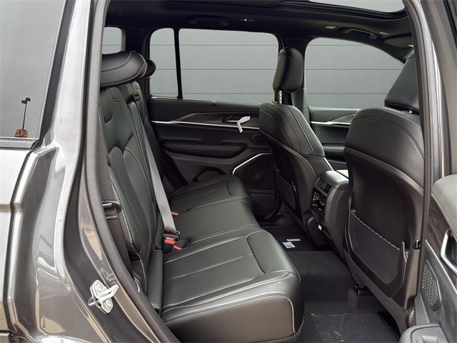 Jeep Grand Cherokee Vehicle Full-screen Gallery Image 14