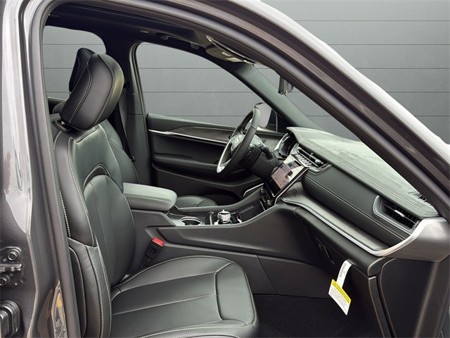 Jeep Grand Cherokee Vehicle Full-screen Gallery Image 15