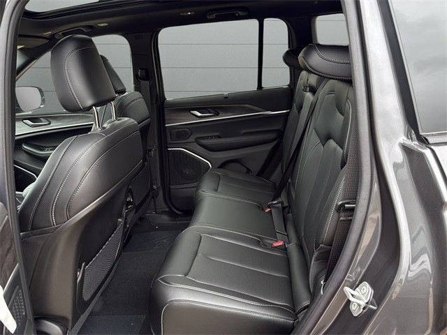 Jeep Grand Cherokee Vehicle Full-screen Gallery Image 17