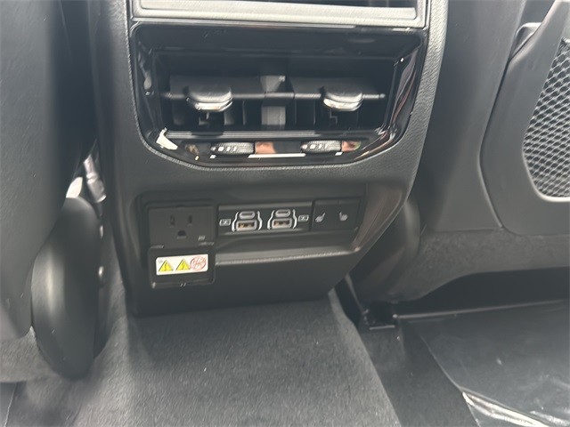 Jeep Grand Cherokee Vehicle Full-screen Gallery Image 18