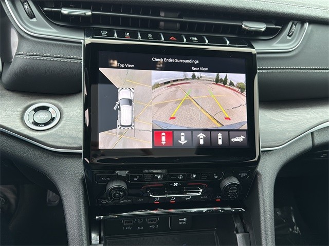 Jeep Grand Cherokee Vehicle Full-screen Gallery Image 23