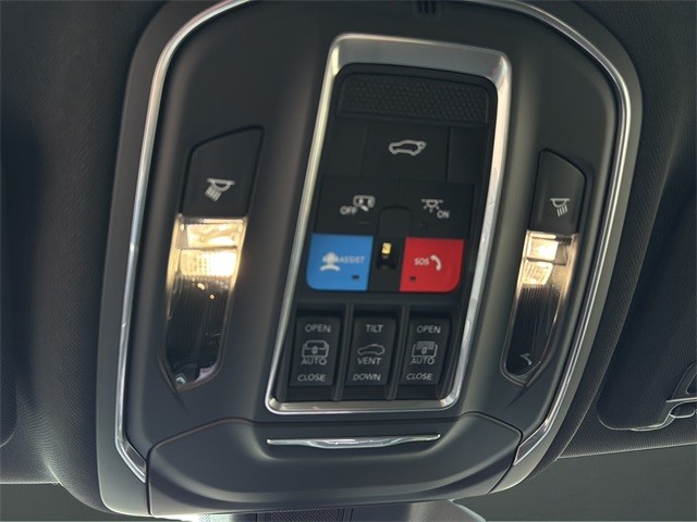 Jeep Grand Cherokee Vehicle Full-screen Gallery Image 24