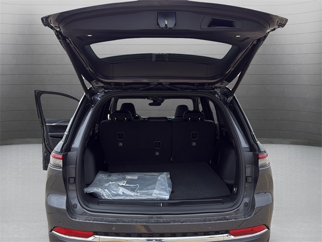 Jeep Grand Cherokee Vehicle Full-screen Gallery Image 26