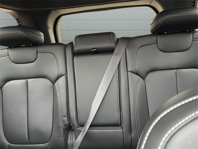 Jeep Grand Cherokee Vehicle Full-screen Gallery Image 28