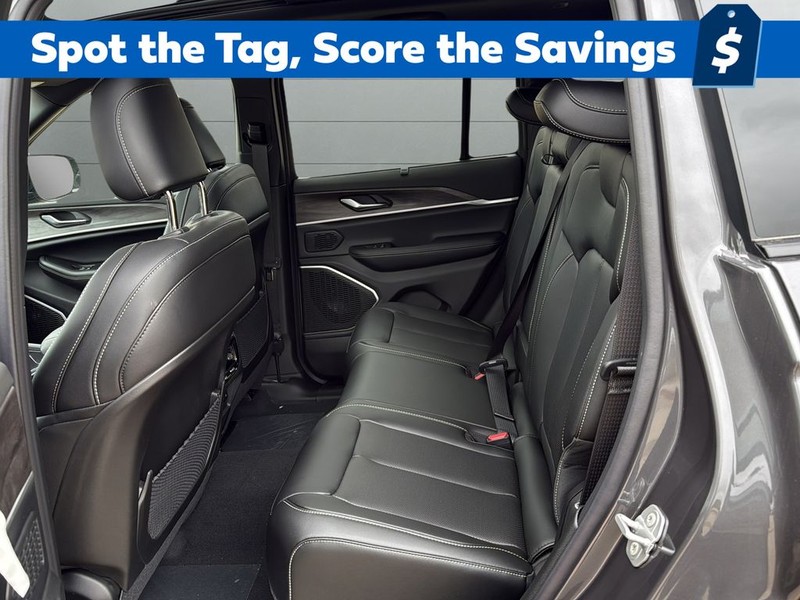 Jeep Grand Cherokee Vehicle Full-screen Gallery Image 17