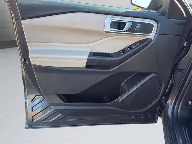 Ford Explorer Vehicle Full-screen Gallery Image 11