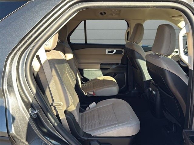 Ford Explorer Vehicle Full-screen Gallery Image 14