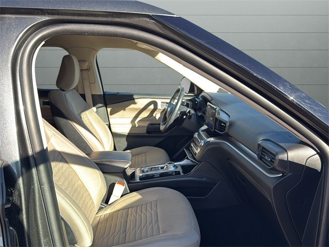 Ford Explorer Vehicle Full-screen Gallery Image 15