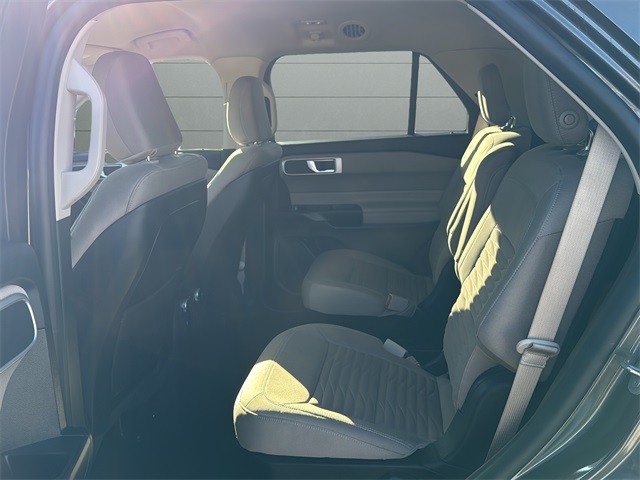 Ford Explorer Vehicle Full-screen Gallery Image 16