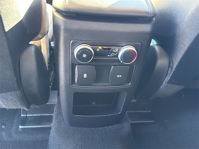 Ford Explorer Vehicle Full-screen Gallery Image 17