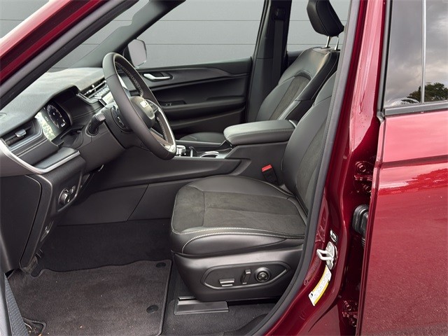 Jeep Grand Cherokee Vehicle Full-screen Gallery Image 10