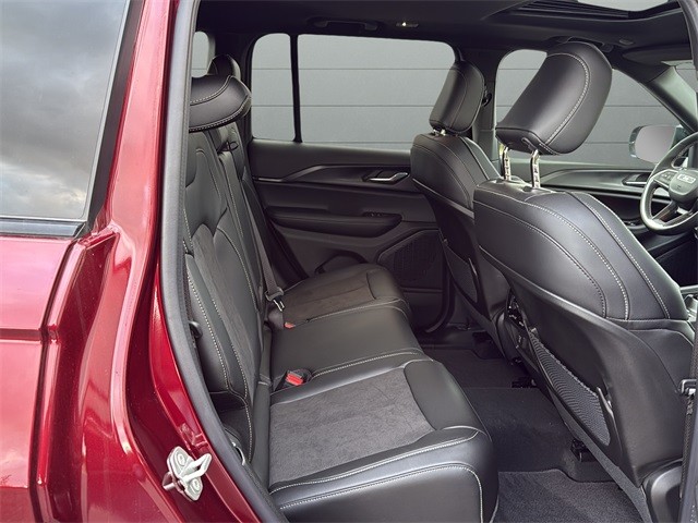 Jeep Grand Cherokee Vehicle Full-screen Gallery Image 14