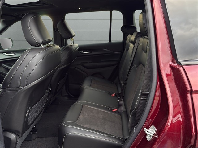 Jeep Grand Cherokee Vehicle Full-screen Gallery Image 17