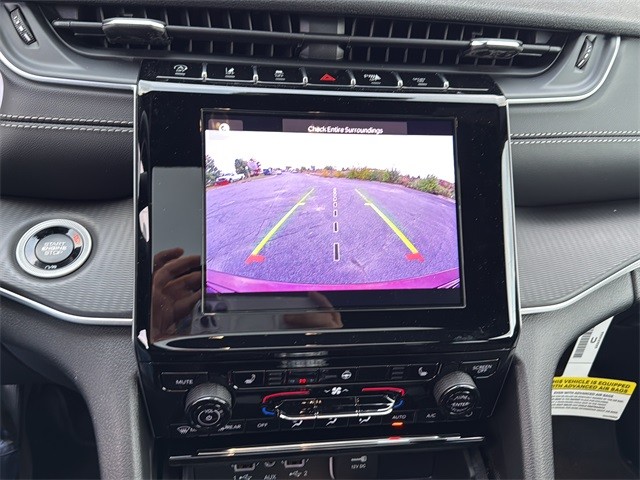 Jeep Grand Cherokee Vehicle Full-screen Gallery Image 23