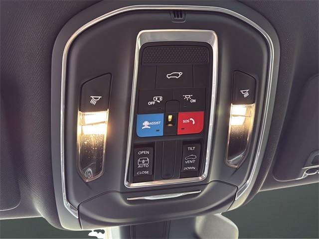 Jeep Grand Cherokee Vehicle Full-screen Gallery Image 24