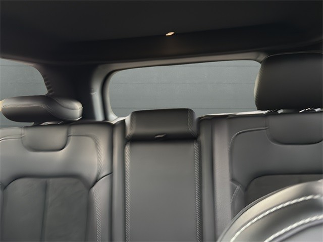 Jeep Grand Cherokee Vehicle Full-screen Gallery Image 28