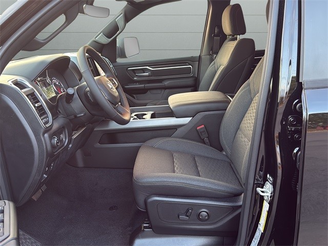 Ram 1500 Vehicle Full-screen Gallery Image 10