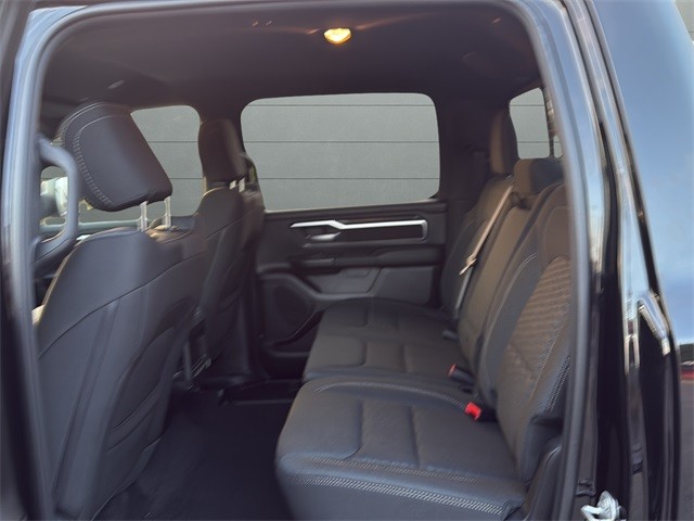 Ram 1500 Vehicle Full-screen Gallery Image 16