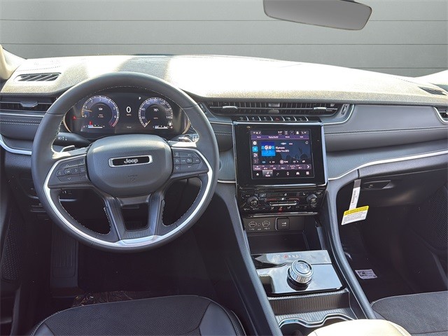 Jeep Grand Cherokee Vehicle Full-screen Gallery Image 12