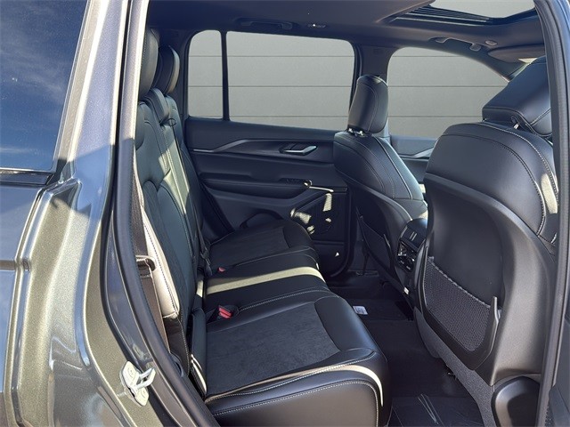 Jeep Grand Cherokee Vehicle Full-screen Gallery Image 14