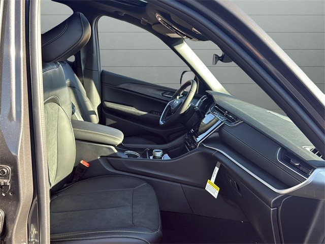 Jeep Grand Cherokee Vehicle Full-screen Gallery Image 15