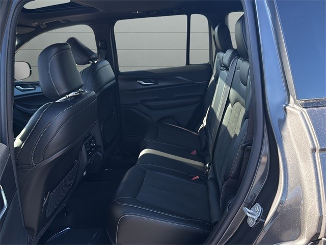 Jeep Grand Cherokee Vehicle Full-screen Gallery Image 17