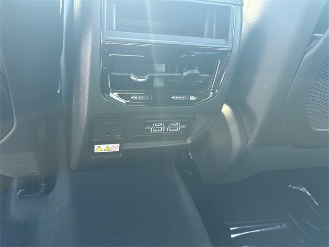 Jeep Grand Cherokee Vehicle Full-screen Gallery Image 18