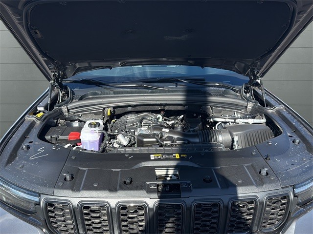 Jeep Grand Cherokee Vehicle Full-screen Gallery Image 20