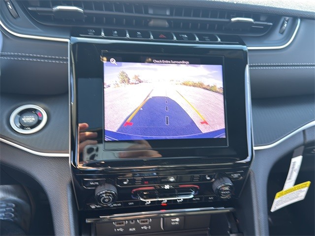 Jeep Grand Cherokee Vehicle Full-screen Gallery Image 23