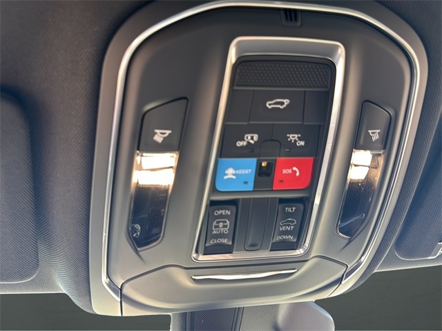 Jeep Grand Cherokee Vehicle Full-screen Gallery Image 24