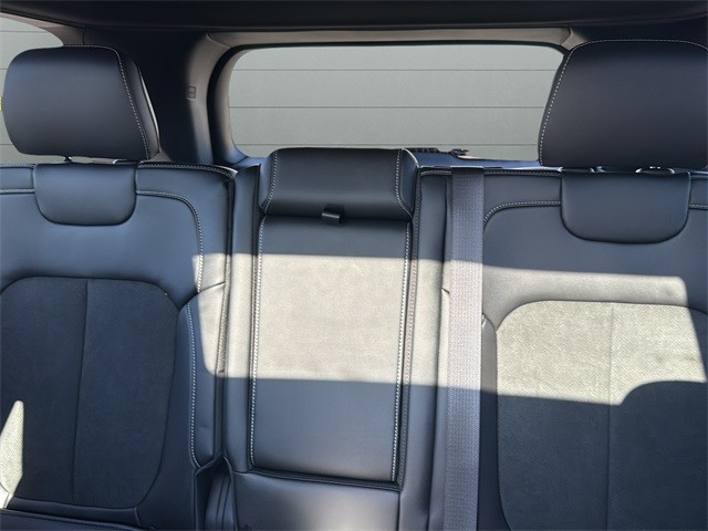 Jeep Grand Cherokee Vehicle Full-screen Gallery Image 28