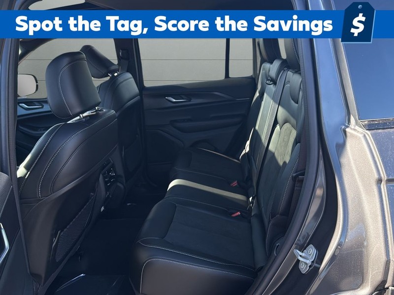 Jeep Grand Cherokee Vehicle Full-screen Gallery Image 17