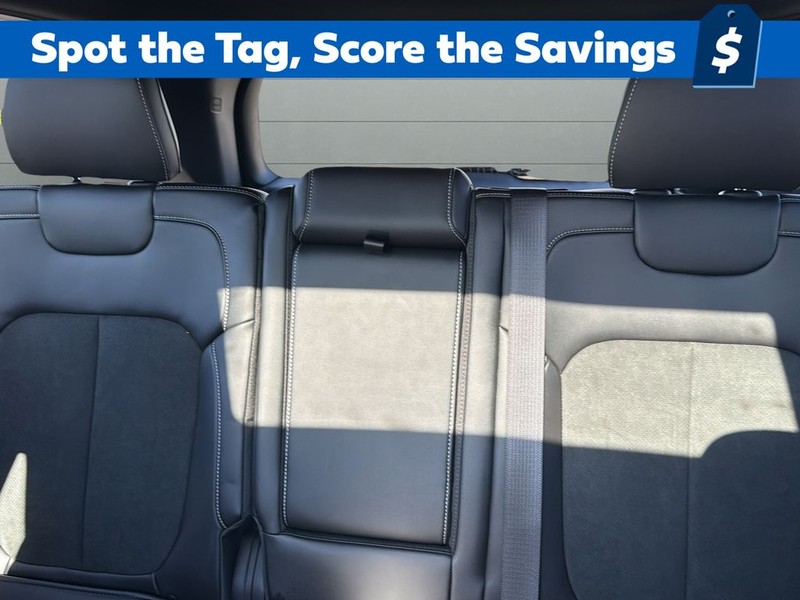 Jeep Grand Cherokee Vehicle Full-screen Gallery Image 28