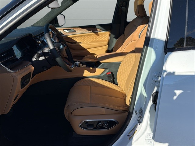 Jeep Grand Cherokee Vehicle Full-screen Gallery Image 10