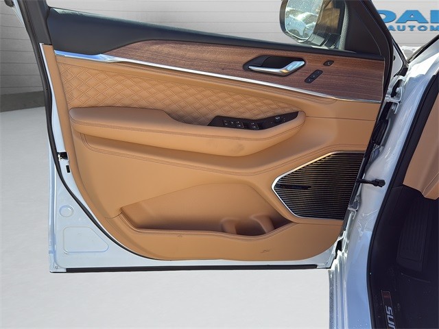 Jeep Grand Cherokee Vehicle Full-screen Gallery Image 11