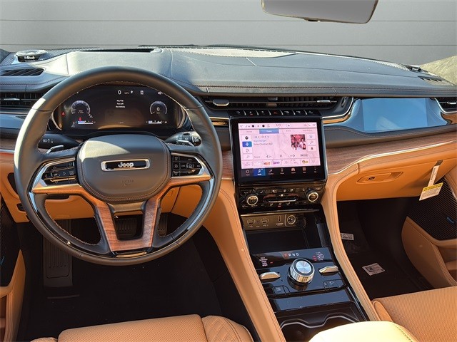 Jeep Grand Cherokee Vehicle Full-screen Gallery Image 12