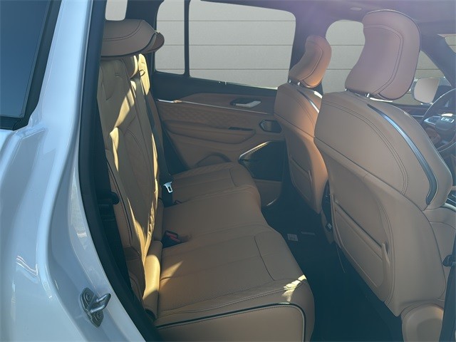 Jeep Grand Cherokee Vehicle Full-screen Gallery Image 14