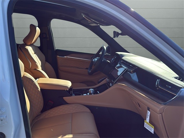 Jeep Grand Cherokee Vehicle Full-screen Gallery Image 15