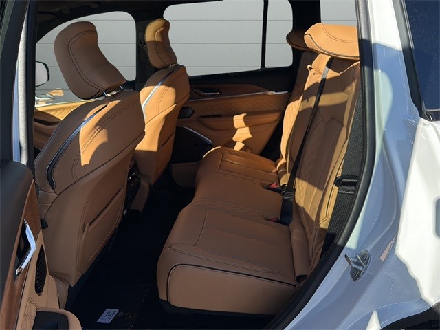 Jeep Grand Cherokee Vehicle Full-screen Gallery Image 17