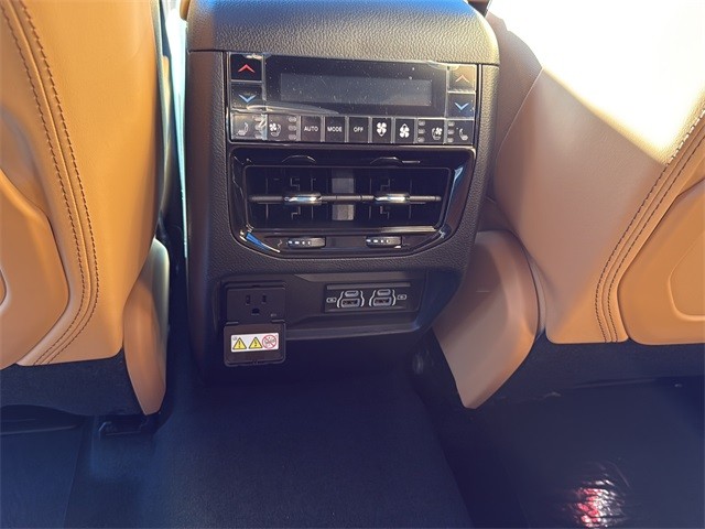 Jeep Grand Cherokee Vehicle Full-screen Gallery Image 18